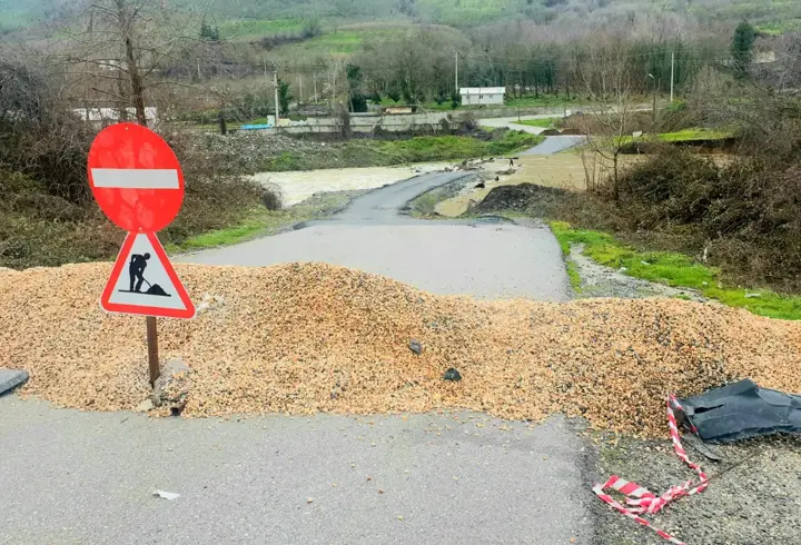 Küçük Melen Çayı taştı; 2 köy yolu ulaşıma kapandı