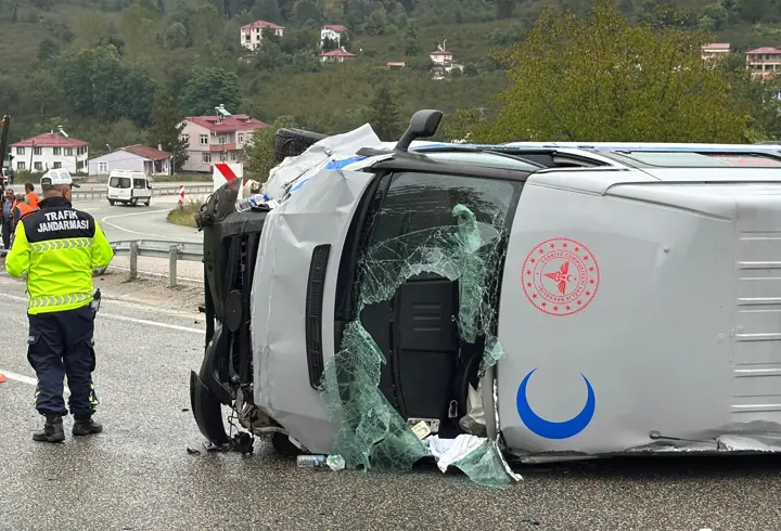 Hasta nakil aracı, kayganlaşan yolda yan yattı; 1 yaralı