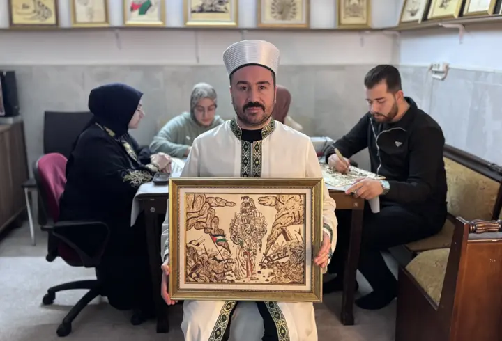 Camide atölye kurdu; ürettiği eserlerle öğrencilere destek oluyor