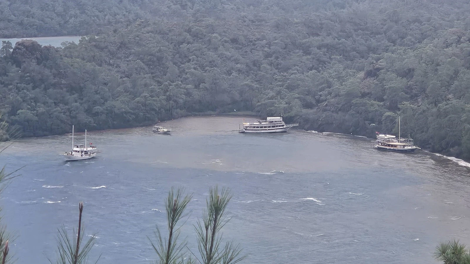 Marmaris'te sağanak ve fırtına nedeniyle 3 tekne karaya oturdu