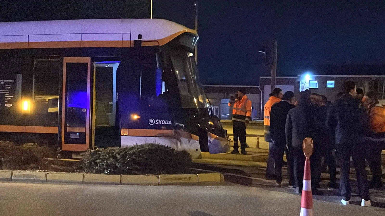 Tramvayın temizlik aracıyla çarpışması sonucu seferler aksadı