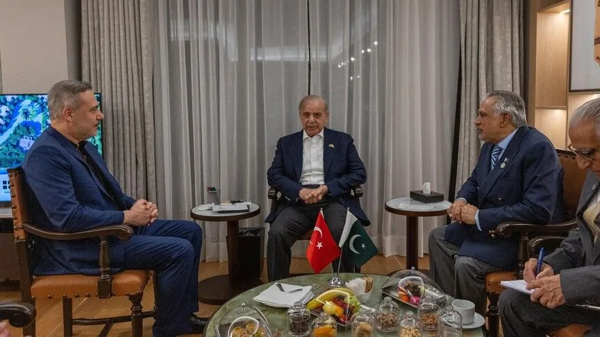 Dışişleri Bakanı Fidan, Pakistan Başbakanı Şerif ile Antalya'da görüştü