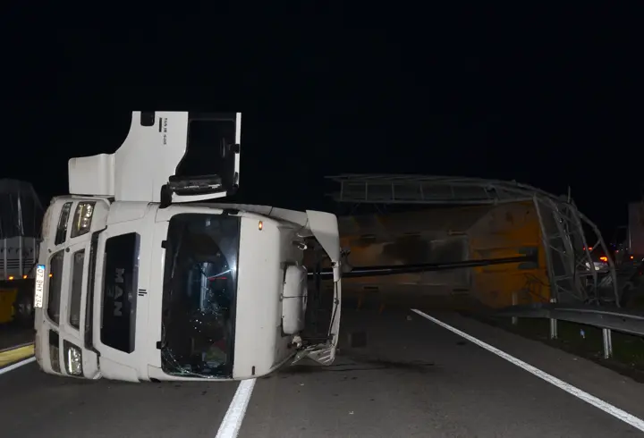 TIR'ın dorsesi direği devirdi, zincirleme kaza oldu
