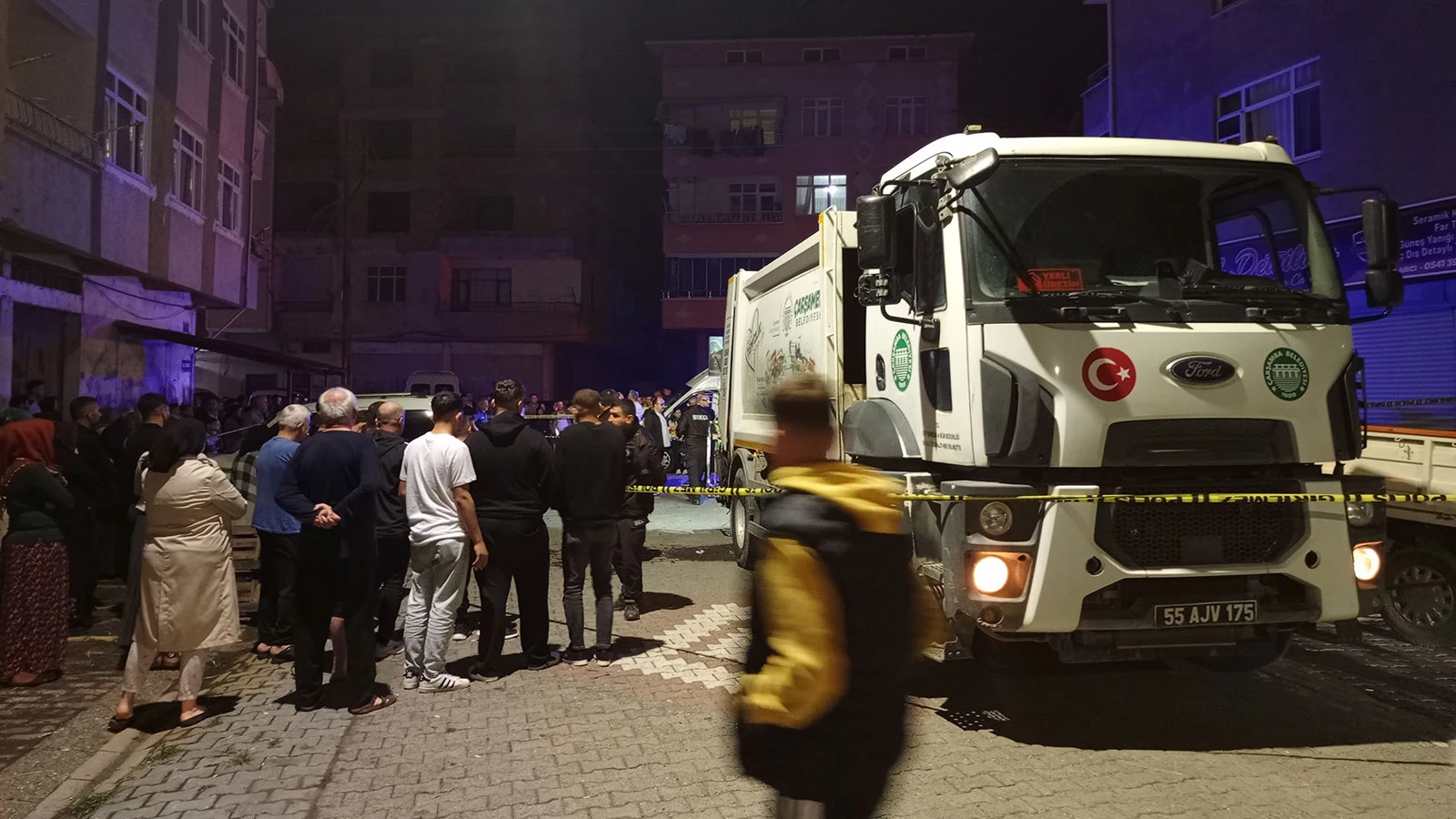 Çöp kamyonunun altında kalan kadın feci şekilde can verdi