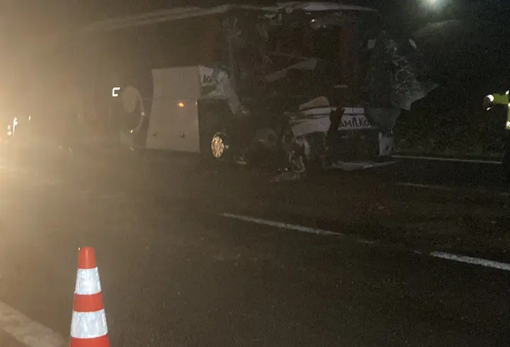 Ankara'da yolcu otobüsü, TIR'a çarptı: 1 ölü, 15 yaralı