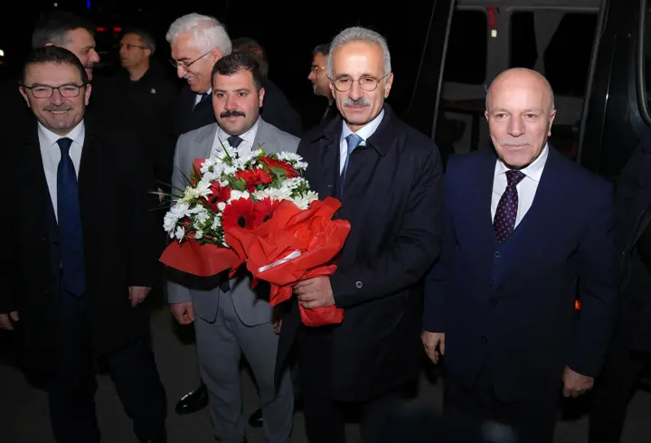 Ulaştırma ve Altyapı Bakanı Uraloğlu, Erzurum'da AK Parti İl Başkanlığı'nda konuştu: