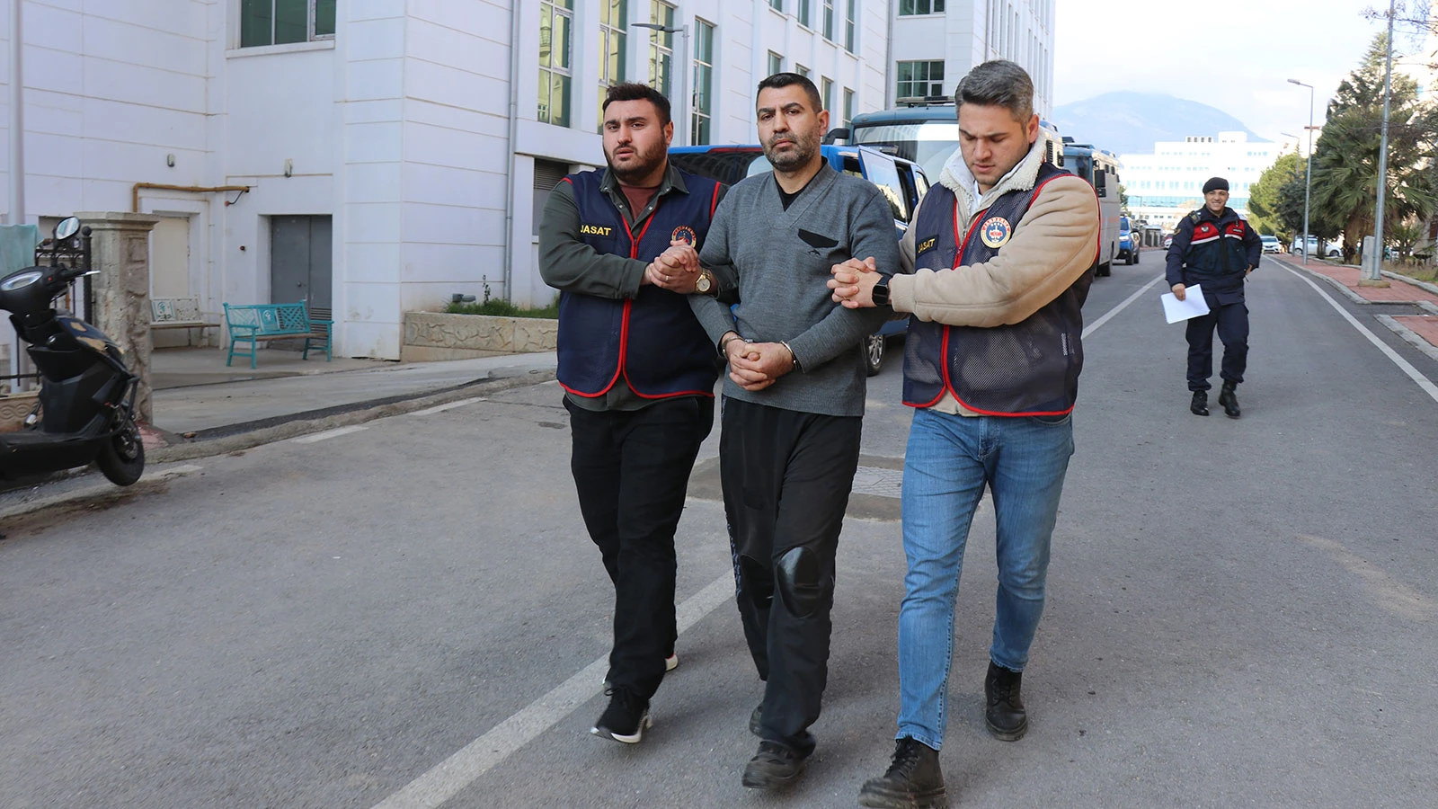 "MİT'çiyim" diyerek kendisini işe aldırdı, önüne geleni dolandırdı