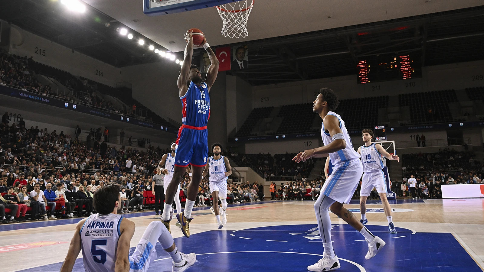 Anadolu Efes'in Türk Telekom karşısında '100'ü güldü