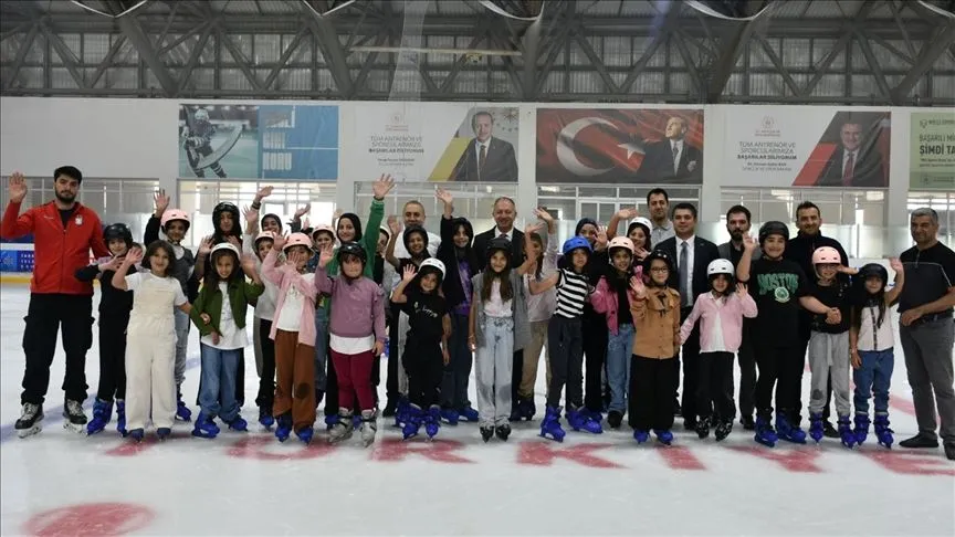 Erzurum'da Kur'an kursuna katılan çocuklar buz pateniyle tanıştı