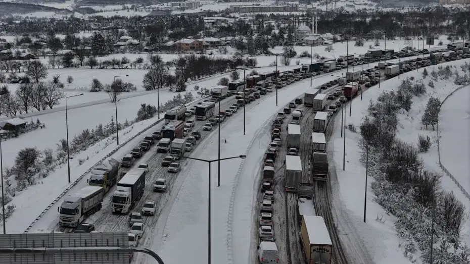 Ankara ve İstanbul yönüne trafik durdu. Kilometrelerce araç kuyruğu var