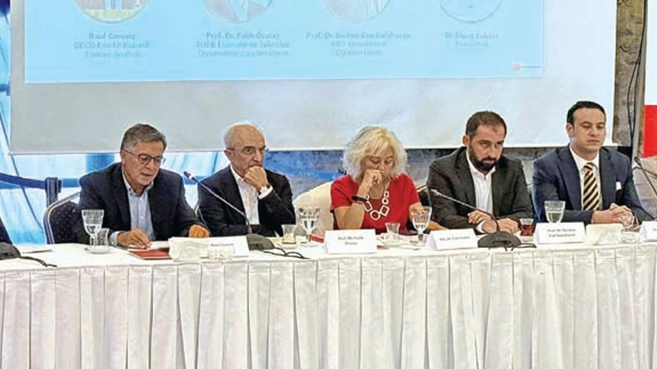 Doç. Dr. Ümit İzmen : "Keskin virajları süratle almaya mecbur kalıyoruz"
