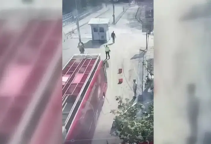Otobüsü polisin üzerine sürdüğü açıklandı... O şoföre yurtdışı yasağıyla birlikte ev hapsi verildi