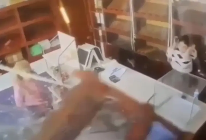 Edirne'de otomobilin fırına daldığı kaza kamerada