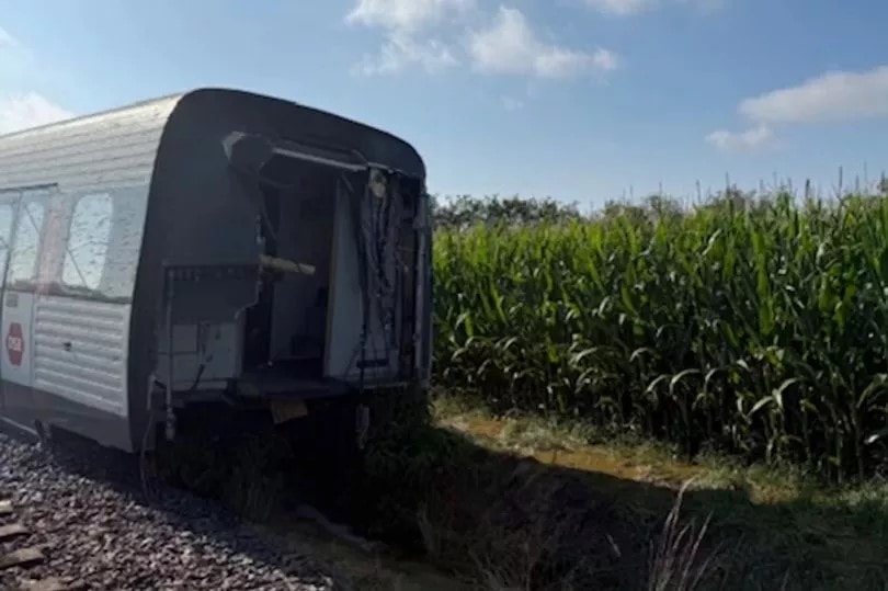 Tren raylardan çıktı! Çok sayıda ölü ve yaralı var