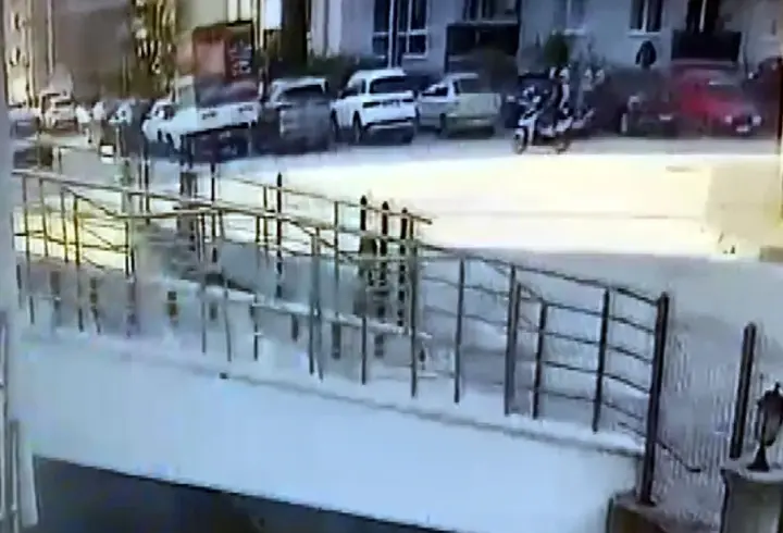 Motosiklet hafif ticari araca çarptı; o anlar kamerada