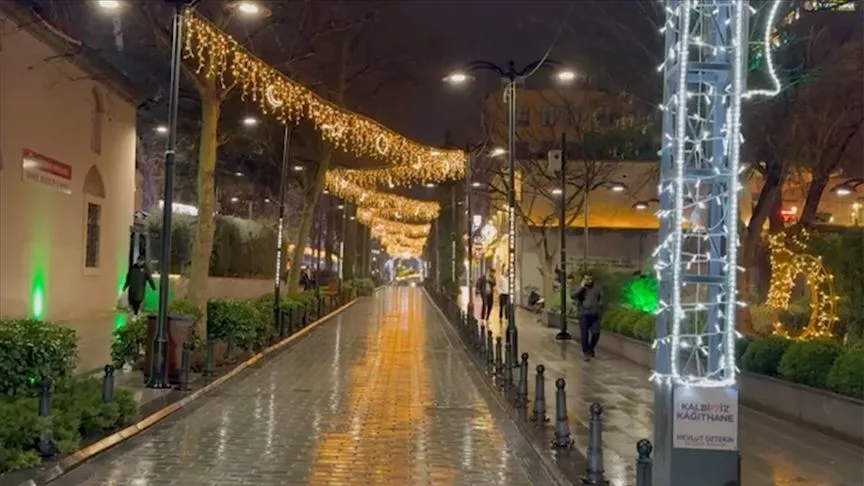 İstanbul'da cadde ve sokaklar ramazan temalı süslemelerle ışıklandırıldı