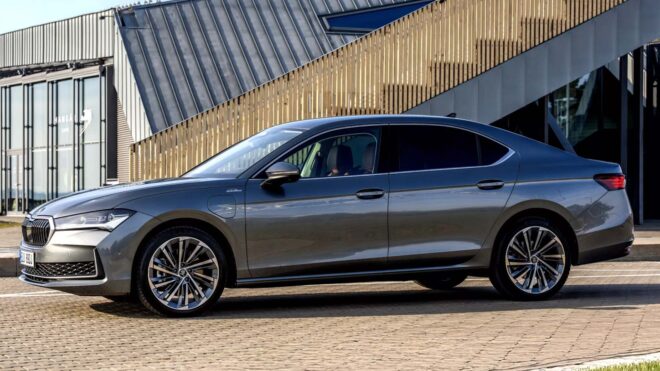 Skoda Superb için daha güçlü bir plug-in hibrit versiyon geldi