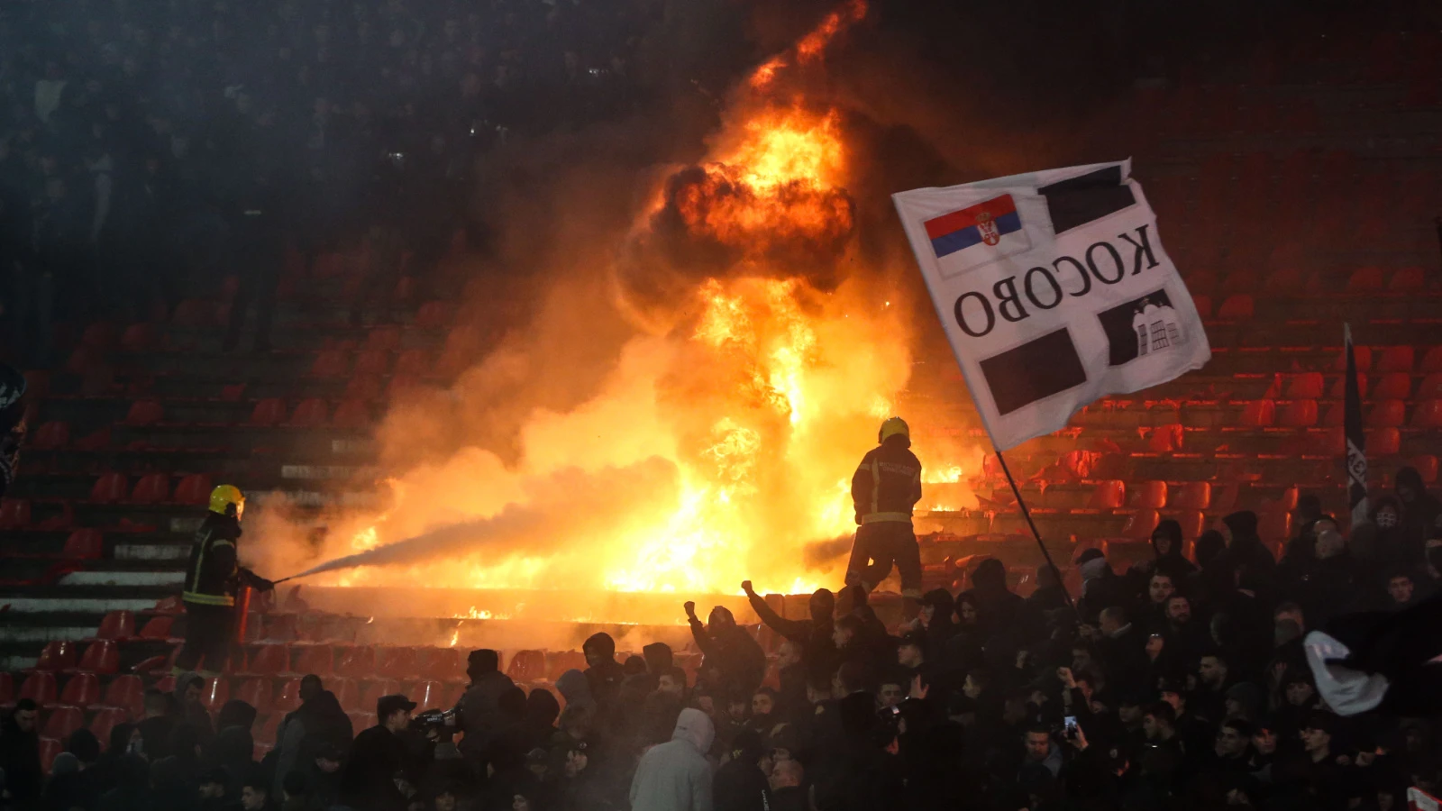 Kızılyıldız - Partizan maçı alev aldı! İtfaiye tribüne girdi