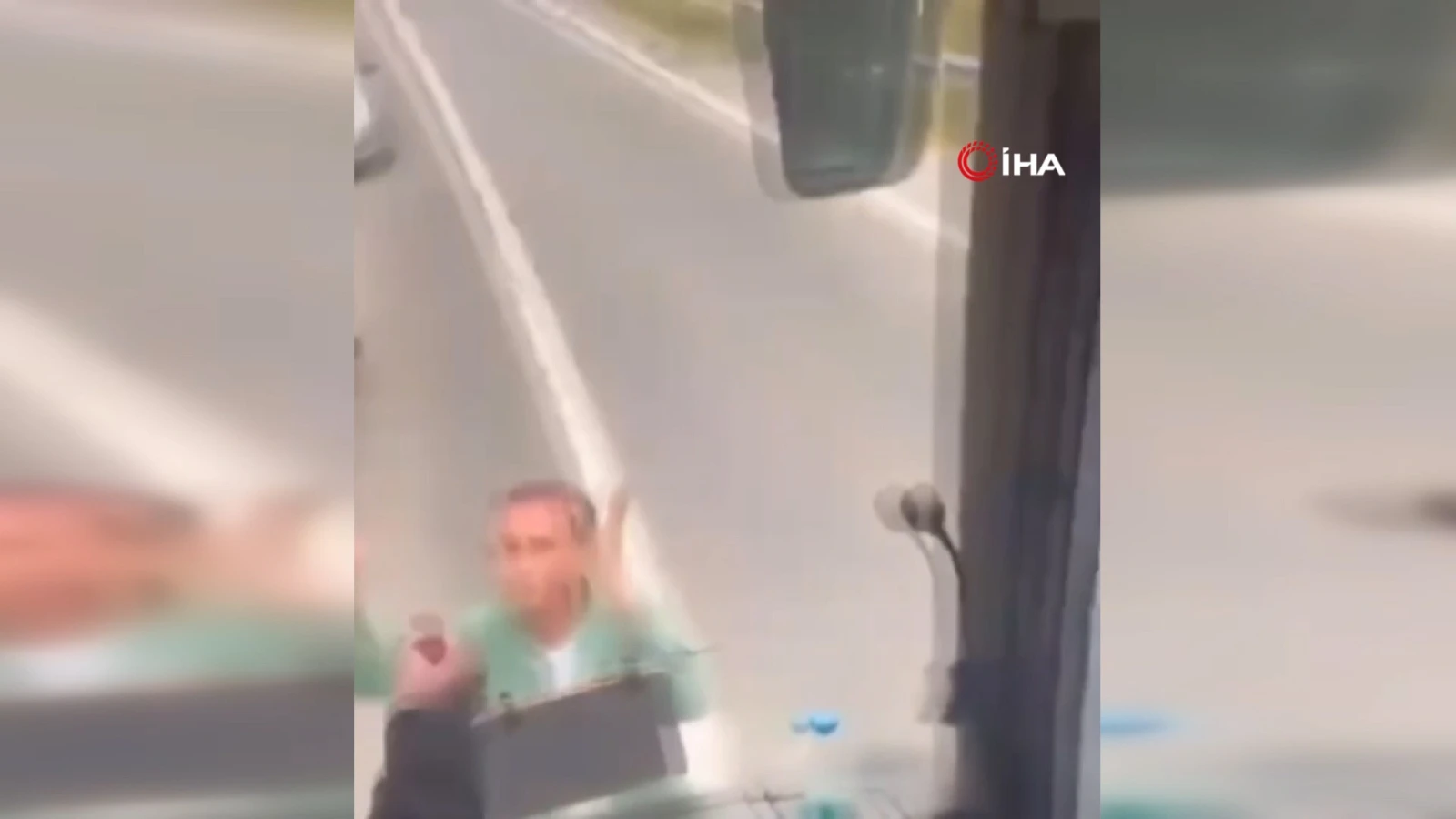 Trafikte yol kesme anları kamerada: Otobüse zarar verdiler