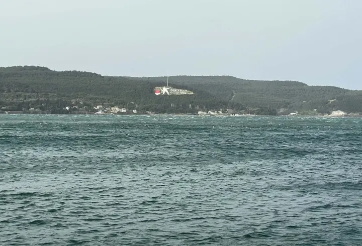 Çanakkale Boğazı fırtına nedeniyle çift yönlü ulaşıma kapatıldı