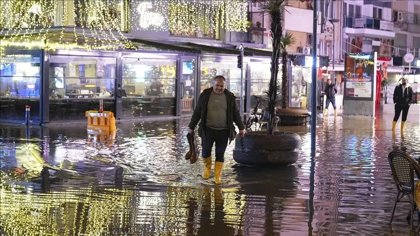 İzmir'de sağanak nedeniyle iş yerleri ve yollar su altında kaldı