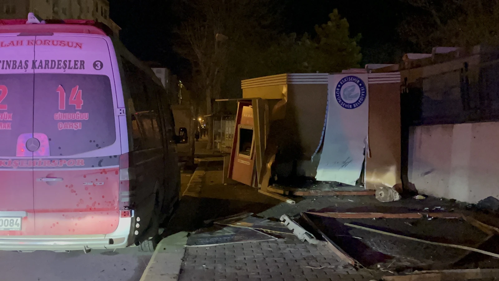 Eskişehir'de otomobil ATM'ye çarptı: İki yaralı