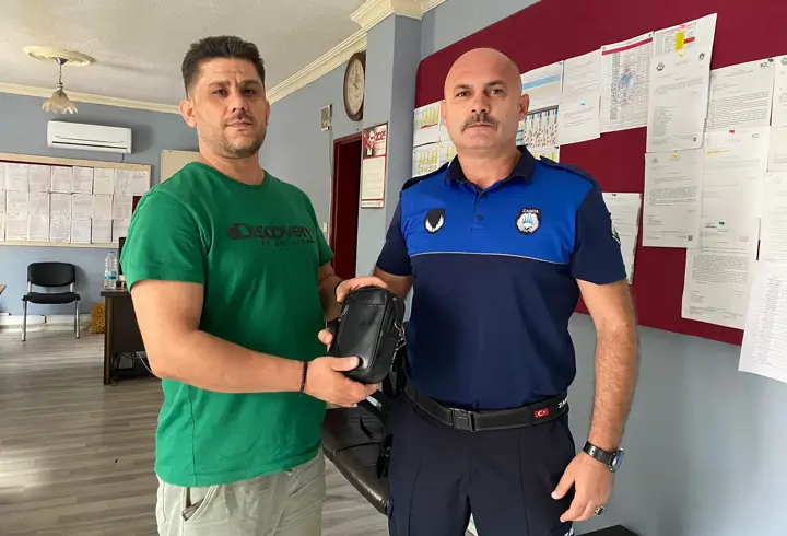 Zabıta bulduğu çantayı sahibine teslim etti