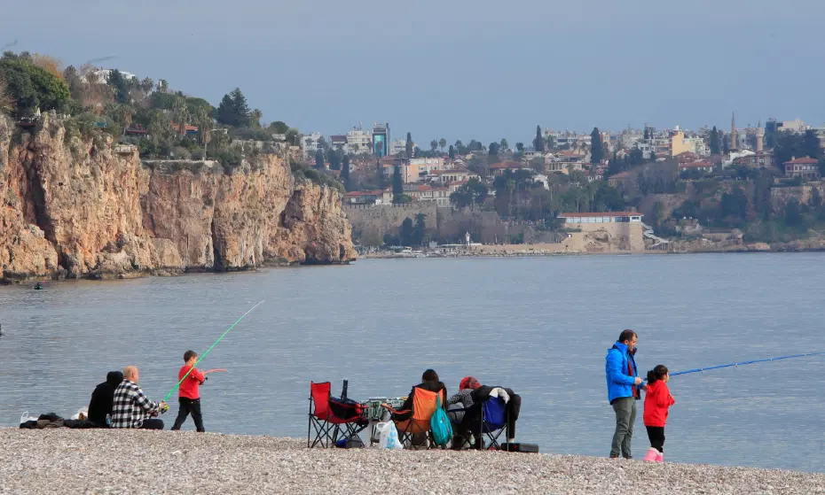 Doğu'yu kar kaplarken Antalya'yı bahar havası sardı