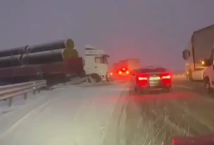 Yollar buz pistine döndü! Yoğun kar yağışı trafik kazalarına neden oldu