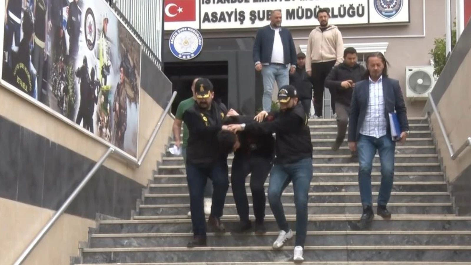 Beşiktaş'ta bir erkek, eşiyle kafede otururken ensesinden vurularak öldürüldü