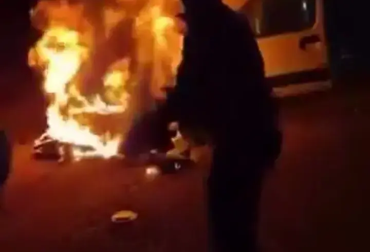 Ceza infaz kurumu personeli, yanan araca müdahale ederek 5 kişilik aileyi kurtardı