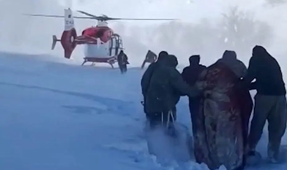 Tipinin ortasında kaldı. 8 aylık hamile kadına ambulans helikopter yetişti