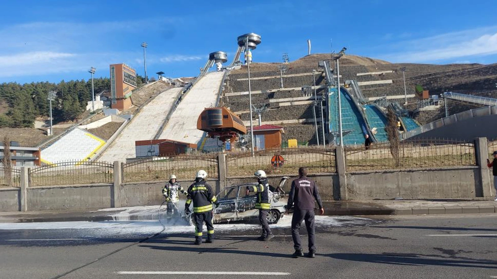 Erzurum'da korkunç olay! Seyir halindeki araç alev topuna döndü, son anda kurtuldular