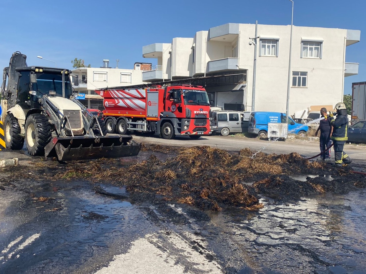 Seyir halindeki traktörde bulunan saman balyaları yandı
