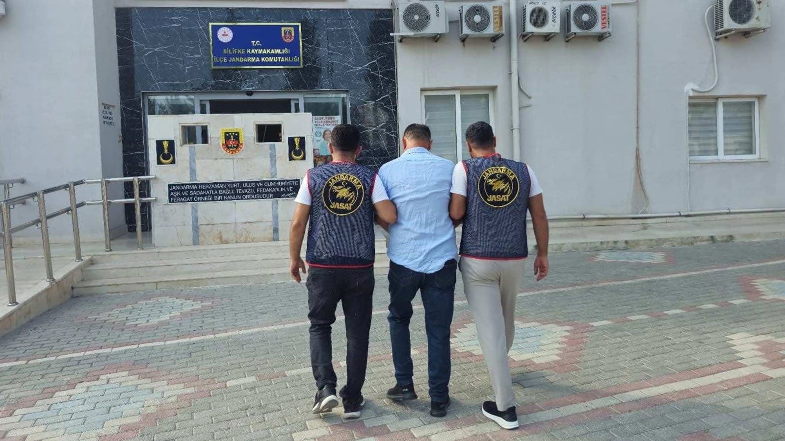 Interpol'ün kırmızı bültenle aradığı şahıs, Mersin'de yakalandı