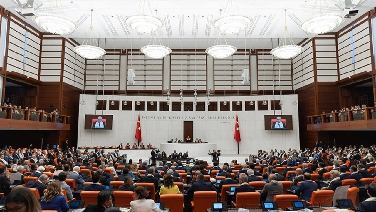 TBMM'de 'zeytinlik gerginliği: Milletvekilleri birbirine girdi