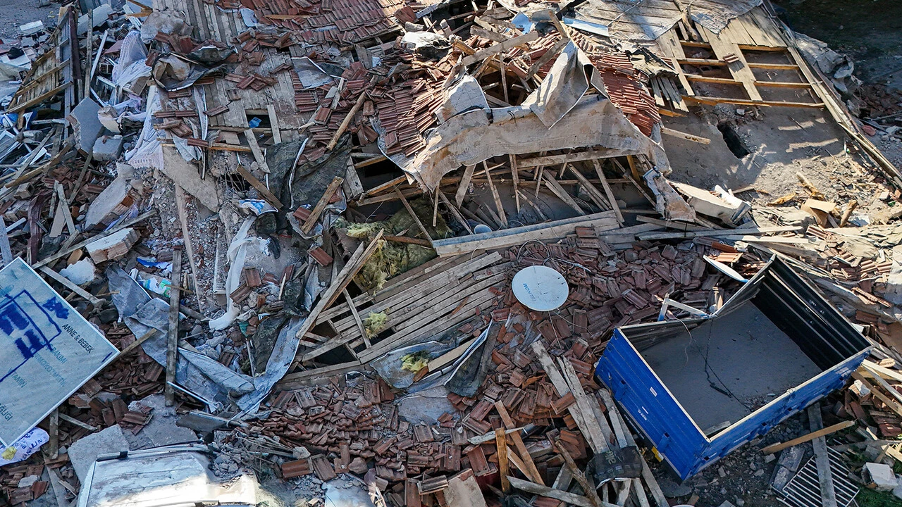 Balıkesir'deki depremde yıkılan binanın enkazı kaldırılmaya başlandı