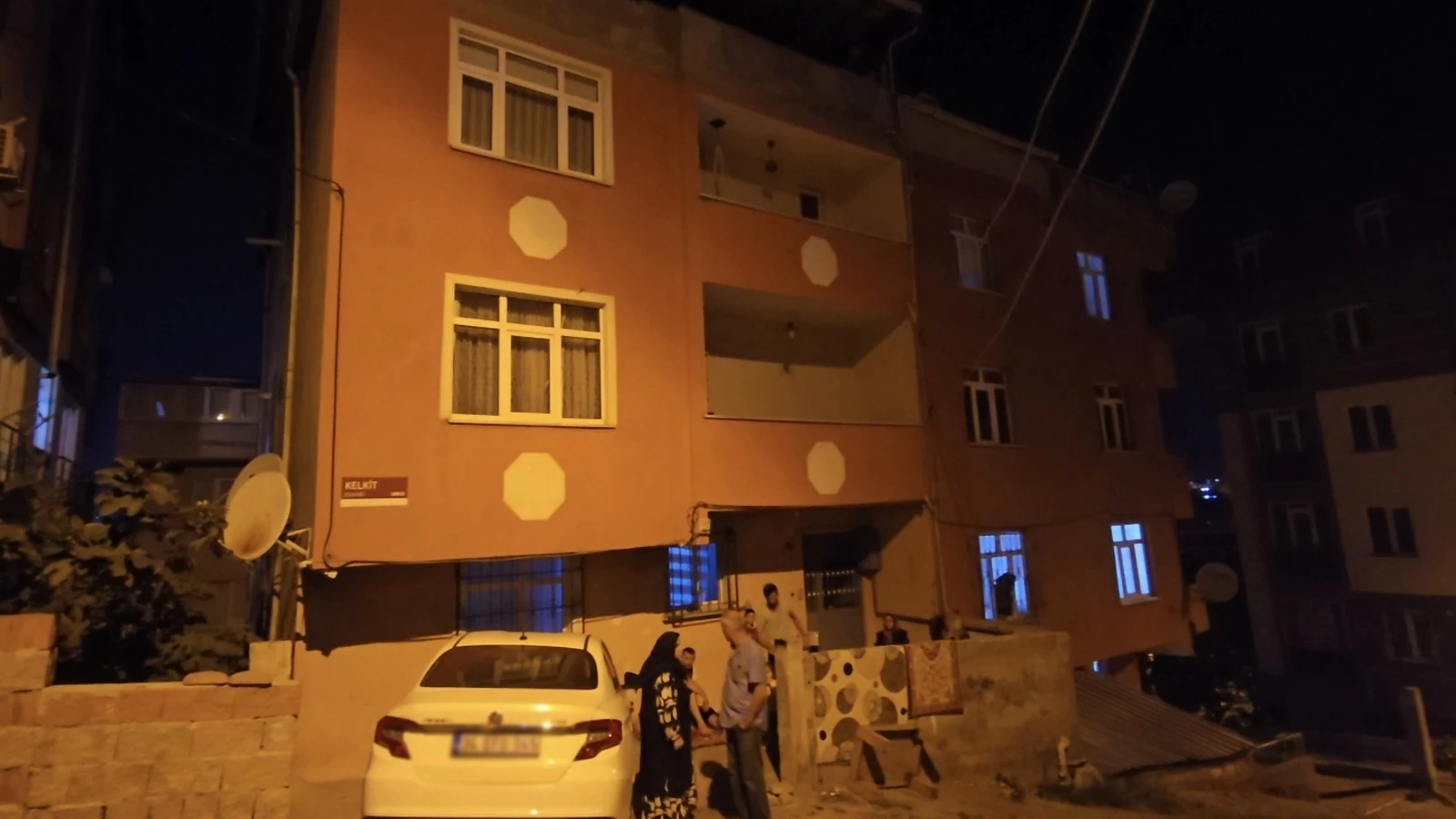 Sancaktepe'de alacak verecek kavgasında ortalık savaş alanına döndü