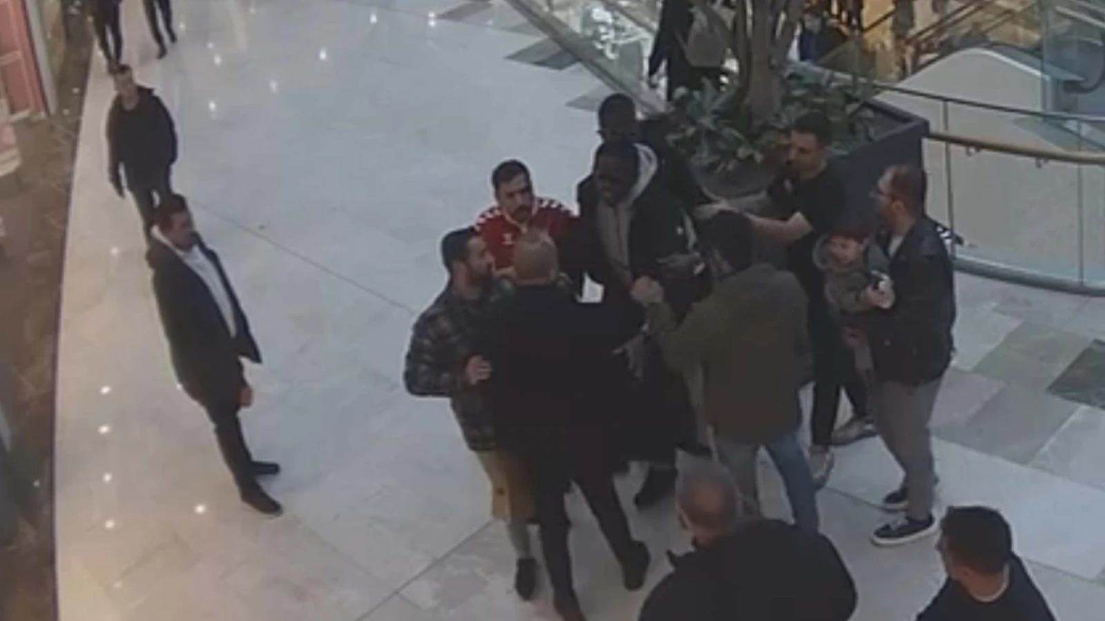 AVM'de ünlü futbolcuya silah çekip şemsiye fırlattı!