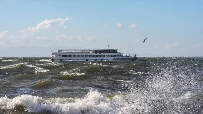 İzmir'de vapur seferleri hava ve deniz koşulları nedeniyle iptal edildi