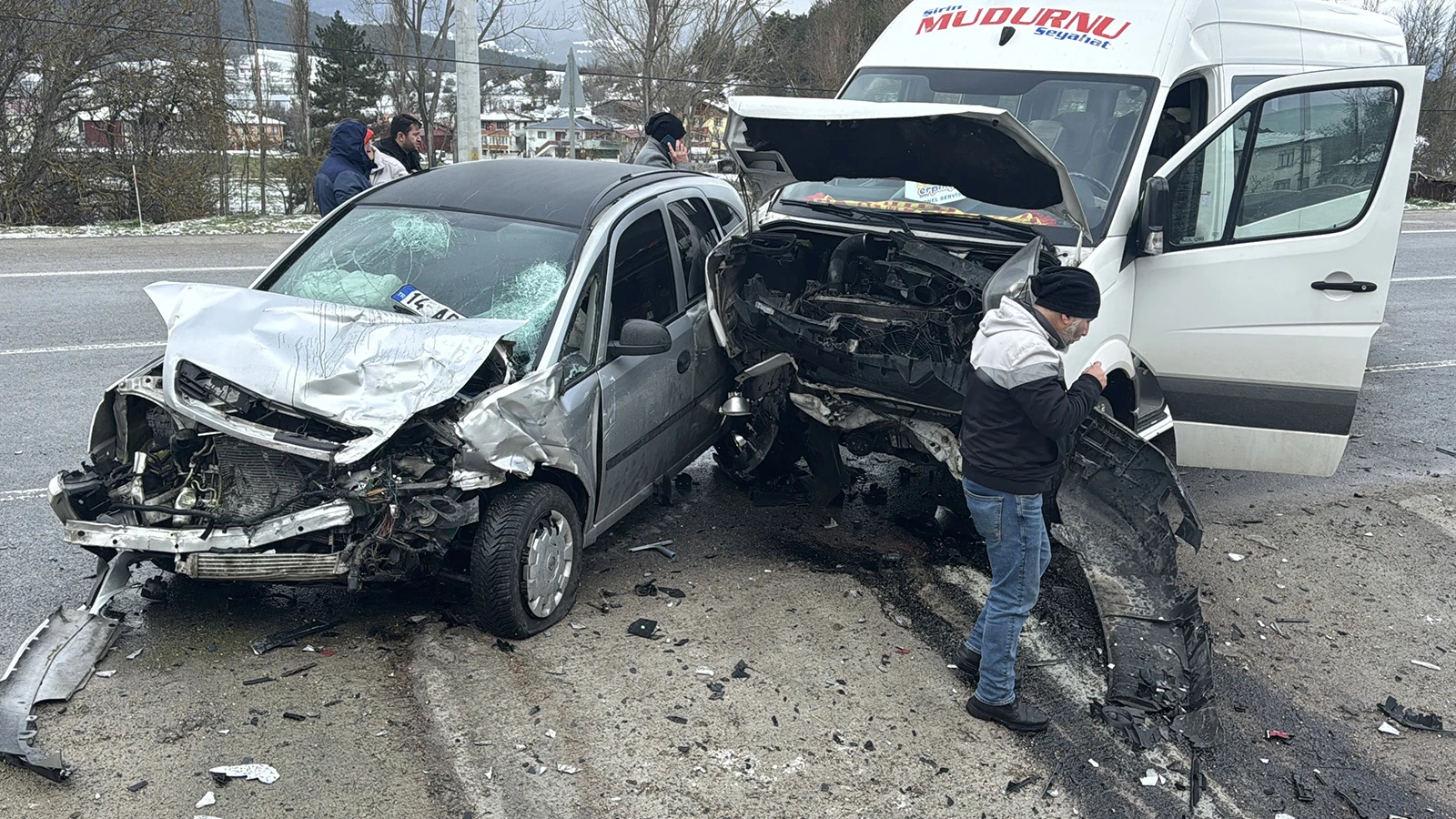 Bolu'da otomobil ile minibüs çarpıştı: Ölü ve yaralılar var