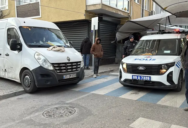 Akraba pazarcıların silahlı yer kavgası; 3 yaralı