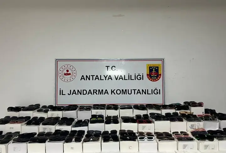 Antalya'da 1500 kaçak güneş gözlüğü ele geçirildi