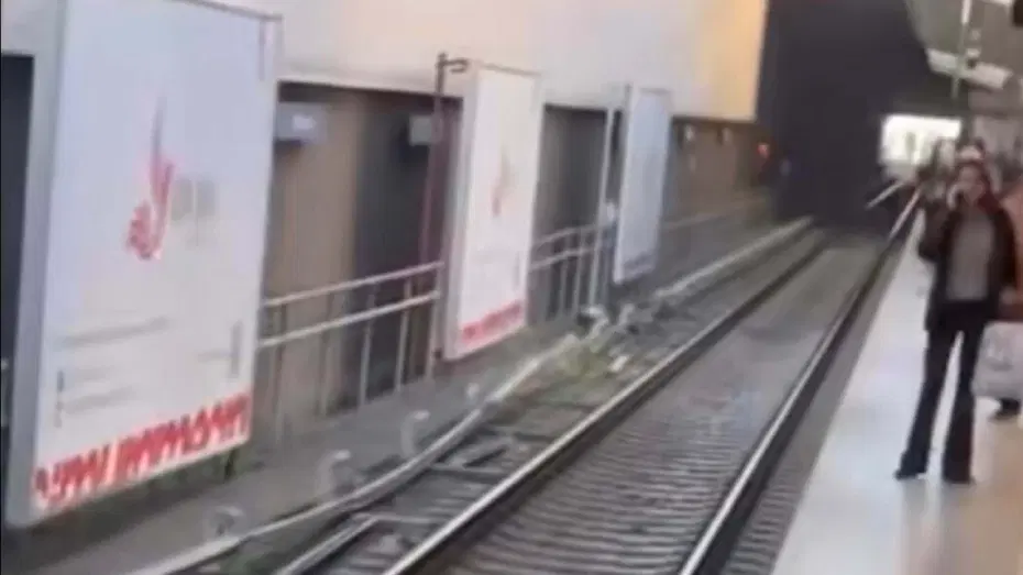 İzmir'de metro vagonu raydan çıktı, seferler durduruldu