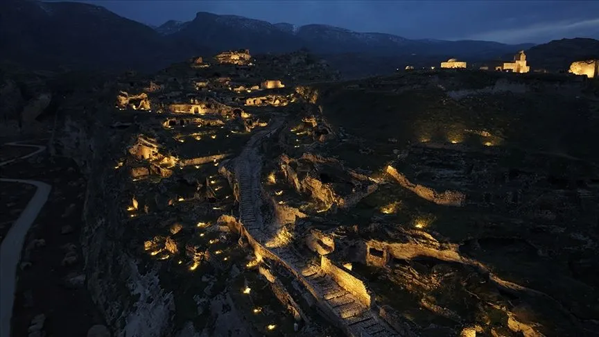 Tarihi Hasankeyf Kalesi ve Şaab Vadisi gece dronla görüntülendi