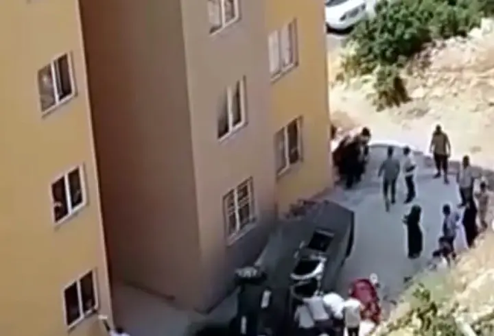 Hafif ticari aracın sitenin bahçesine düştüğü kaza kamerada