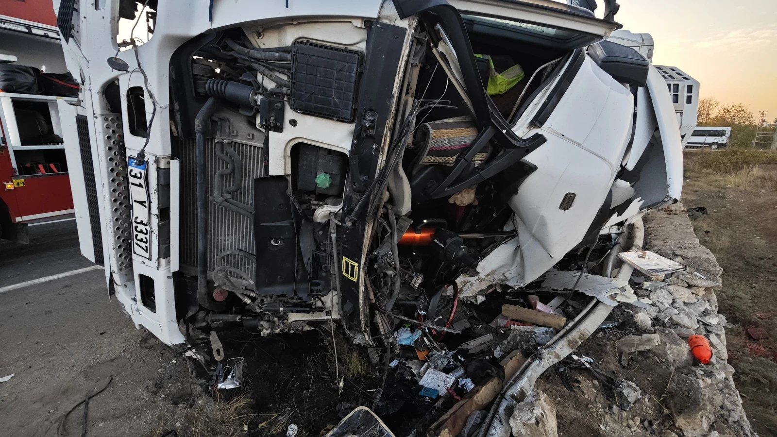 Mardin'de TIR ile otomobil çarpıştı: 1 ölü, 2 yaralı