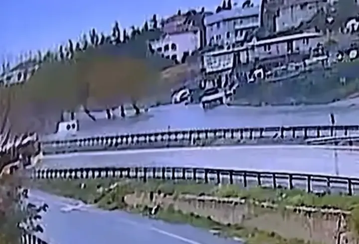İstanbul'da İETT otobüsü kaygan yolda kontrolden çıktı