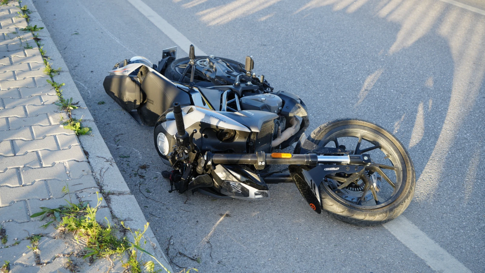 Motosiklet trafik levhasına çarptı: Biri ağır iki yaralı!