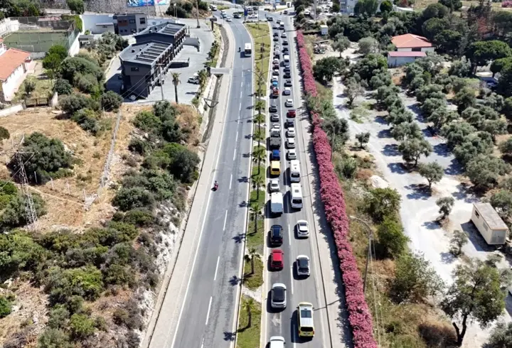 Bayramda Kuşadası'na tatilci akını; araç kuyrukları dronla görüntülendi